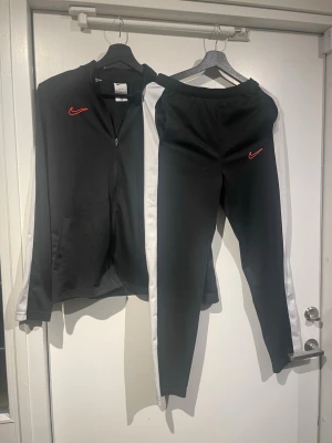 Nike träningsset - Tja, säljer nu detta set från nike. Dom är i storlek 158-170cm. Hör gärna av er vid frågor!