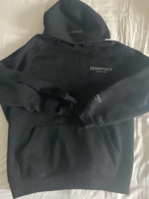 Essentials Hoodie - Svart Essentials hoodie i storlek M/L. Baggy passform. Aldrig använd. 