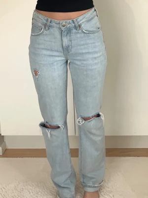Ljusblå jeans med hål - Superfina ljusblå jeans med hål (gjorda själv) 💕💕 25/32