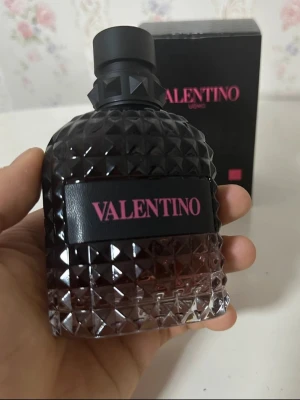 Valentino Uomo EdT 100ml - Stilren och modern parfym från Valentino, 100 ml. Innehåller bland annat alkohol, parfym, aqua, limonene och linalool. Tillverkad i Frankrike. Perfekt för dig som vill sticka ut med en exklusiv doft.