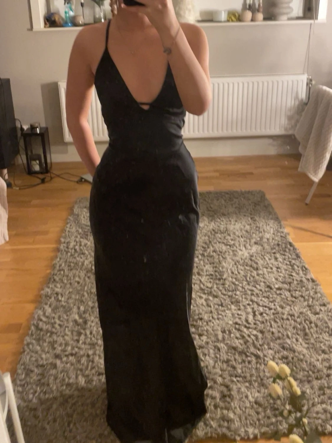 Svart balgklänning med öppen rygg - 2