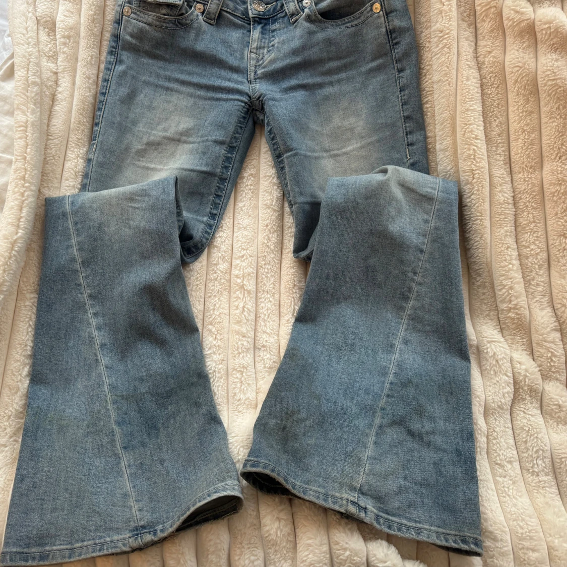 Ljusblå bootcut jeans från True Religion - 2