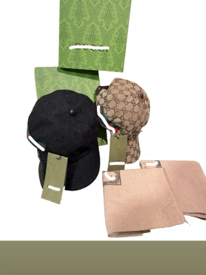 Kepsar  - Ny! Följ TikTok: evouqe_wear. En beige och en svart keps med fina rutiga mönster. Kommer med två dustbags och två boxes. Dm vid intresse och mer/ riktiga bilder. Perfekt för dej som vill vara extra fin.