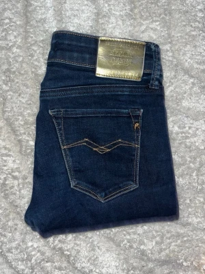 Replay jeans  - Säljer ett par mörkblå jeans från Repaly. Midja 33cm, längd 100cm. JAG SKICKAR EJ FLER BILDER NÄR JAG BÄR JEANSEN! för bättre inblick i passformen rekommenderar jag att googla på modellnamnet. För storleksguide kolla måtten noggrant då jeansen alltid kan vara uppsydda heller krympta och jag ej tar emot returer :) 6,1