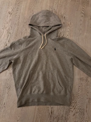 Polo Ralph Lauren hoodie  - Grå Ralph Lauren hoodie i storlek M. Bra skick, inga hål eller fläckar. Jag är 180 cm och väger 65kg