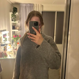 Grå stickad tröja  - Grå stickad tröja från Gina tricot i storlek XS.