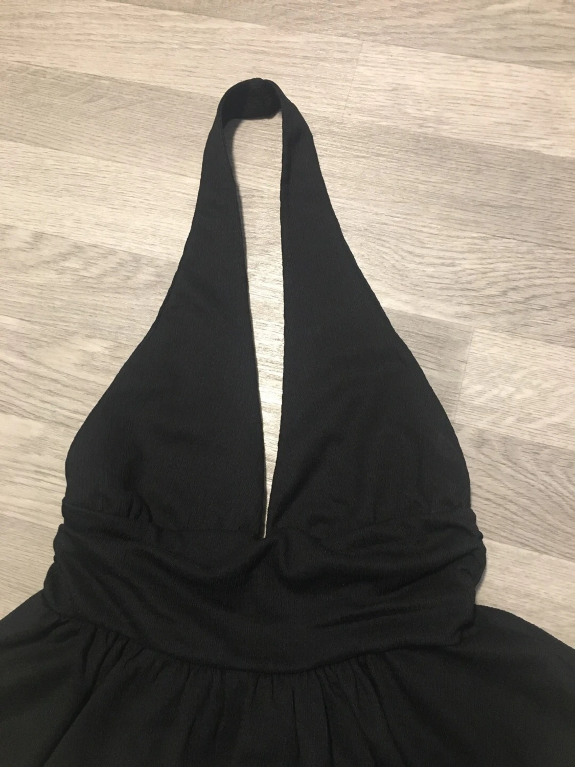 Svart urringad topp med volang - 1