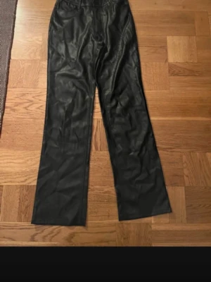 Skinn byxa  - Skinnbyxa från bershka ( fejk) 