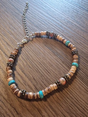 Armband i kokosnötsskal - Armband av Kokosnötskal. Flerfärgad armband med trädetaljer. 18 + 5 cm långt. Retrostil för män.