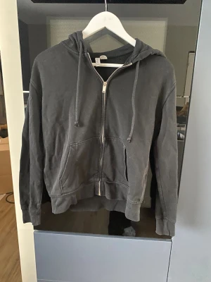 Svart zip up hoodie - Svart zip up hoodie från HM divided storlek Xs. Bra skick.