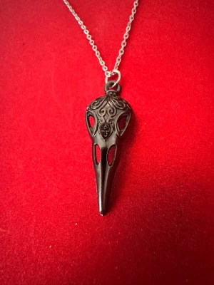 Halsband svart döskalle - Halsband som inte är i äkta silver/guld. Kedja är oftast 50cm men kan ibland komma i 45cm. Kedja är rostfritt stål, berlock oftast i zinklegering men kan även det i vissa fall vara rostfritt stål. Be gärna om mått på berlock om detta är viktigt då bilderna är missvisande när det gäller hur stora dom är! 🌹❤️  Allt är nytt även om de kan stå ”mycket bra skick” , detta mest för att Vinted inte ska fundera på varför jag bara har nya saker .  Bud accepteras inte 🥰🌹