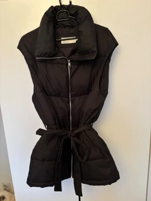 Svart väst  - Svart väst 🤍 • Instagram: Ginise  