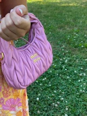 Rosa quiltad handväska - Supersöt rosa handväska, quiltad  med guldfärgade detaljer och dragkedja. Axelband som tillhör väskan och dustbag medkommer.