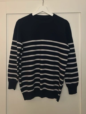 Mörkblå randig stickad tröja från Strömsskär - Säljer denna feta tröja från strömsskär. Fick tröjan i julklapp men va tyvärr för liten så de är därför ja säljer den. Tröjan är i storlek M men sitter som S. Jag på bilden är 182 och är väldigt kort i armarna, skulle säga att tröjan passar dig som är från 173-179. Tröjan kostar nypris 2400 men säljer den endast för 1000kr. Hör av er vid funderingar och kan absolut gå med i pris!