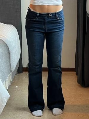 DRÖMJEANSEN vintage Levis med coola bakfickor 💗✨ - Säljer dessa helt sjuuukt snygga vintage Levis i en så fin mörkblå tvätt!💗  Verkligen den perfekta lågmidjade bootcut-passformen! Så jävla coola detaljer på bakfickorna också, så snyggt!! ✨💓  De sitter sååå fint på! Jag är ca 165cm och har vanligtvis S, de de superbra på mig!!💕💕  Midja: 38cm Innerben: 82cm Benöppning: 25cm  Skriv för frågor eller fler bilder! 💗💗