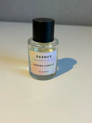 Essnce parfym  - Aurora Vanille från ESSNCE margareta grääs.  Se bild för hur mycket det är kvar 