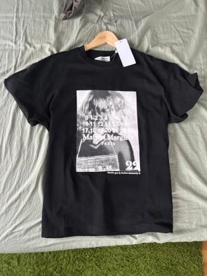 Maison Margiela svart t-shirt med print - Säljer nu denna feta MM6 Maison margiela T-Shirt Print | Modell: T-Shirt Print | Skick: Helt ny | Nypris 2499kr | Sänkt pris pga kvitto saknas | Storlek: M