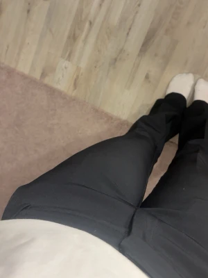 bikbok kostymbyxor  - Säljer ett par svarta kostymbyxor från bikbok i modellen vera storlek 36 med raka ben och normal passform. använda fåtal ggr inga defekter ser ut som nya!! dom är lågmidjade!! 