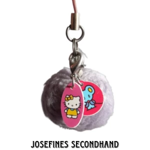Sanrio nyckelring/mobilcharm - En nyckelring med en lila fluffig charm och två Sanrio charms. Det går att ta av Sanrio karaktärerna. Funkar också som dekoration till mobilen. Är i använt skick. Fri frakt vid köp av 3 eller fler accessoarer/smycken, skickas med brev