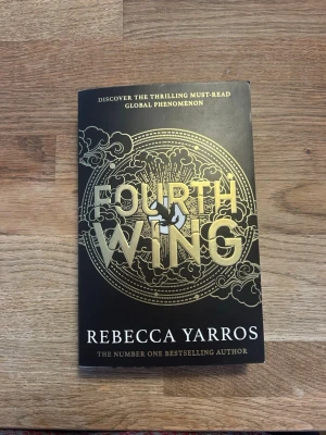 Fourth Wing - Rebecca Yarros - I läst skick! Välj gärna Instabox!