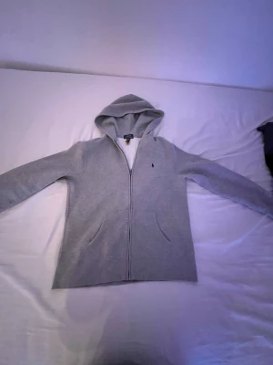 Polo kofta - Nytt skick bra kvalitet.  Fin grå hoddie.