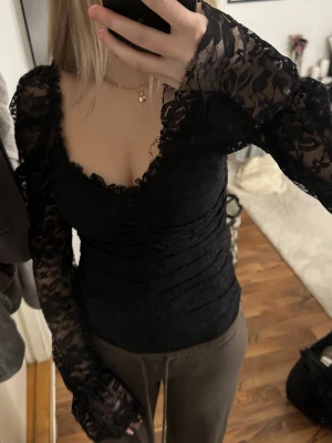 spetsbody från NLY One - säljer denna spets body, i strl s men sitter också bra på xs, i väldigt bra skick.