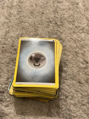 Pokémonkort bunt med holo och EX - Samling med Pokémon med blandade kort. Det ingår 104 Pokémon kort som DOCK ÄR FAJK . Så det perfekt till barn som vill spela och slita upp dem eftersom dom inte har något värde i sig eller perfekt till föräldrar som inte vill betala mycket pengar för riktiga Pokémon kort.  Att jämföra med: Ett pack med 10 riktiga Pokémon kort kostar 70-90kr i affären. Frakten är ca 22-100kr beroende på vikten på produkten . Kontakta mig om du vill köpa.