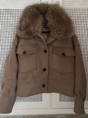 Meotine kappa  - Säljer min älskade Meotine kappa då den inte kommer till användning längre.Storlek är XS/S. Inga defekter förutom att knapparna på fickorna fram är borta. De går enkelt att sy fast nya svarta då de fortfarande finns tråd kvar. Nypris är 3500 kr och slutsåld för tillfället. Skicka gärna prisförslag!💓💓