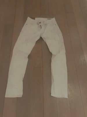 Vita jeans från Dondup George , rak modell - Säljer ett par vita jeans från Dondup med klassisk femficksdesign och rak passform. Byxorna har en diskret metallogo på bakfickan och storleksetikett i midjan. Perfekta för dig som vill sticka ut med en clean look. Modellen är 184cm tveka inte på att höra av er 😀 kanonpris som kan diskuteras 🙌