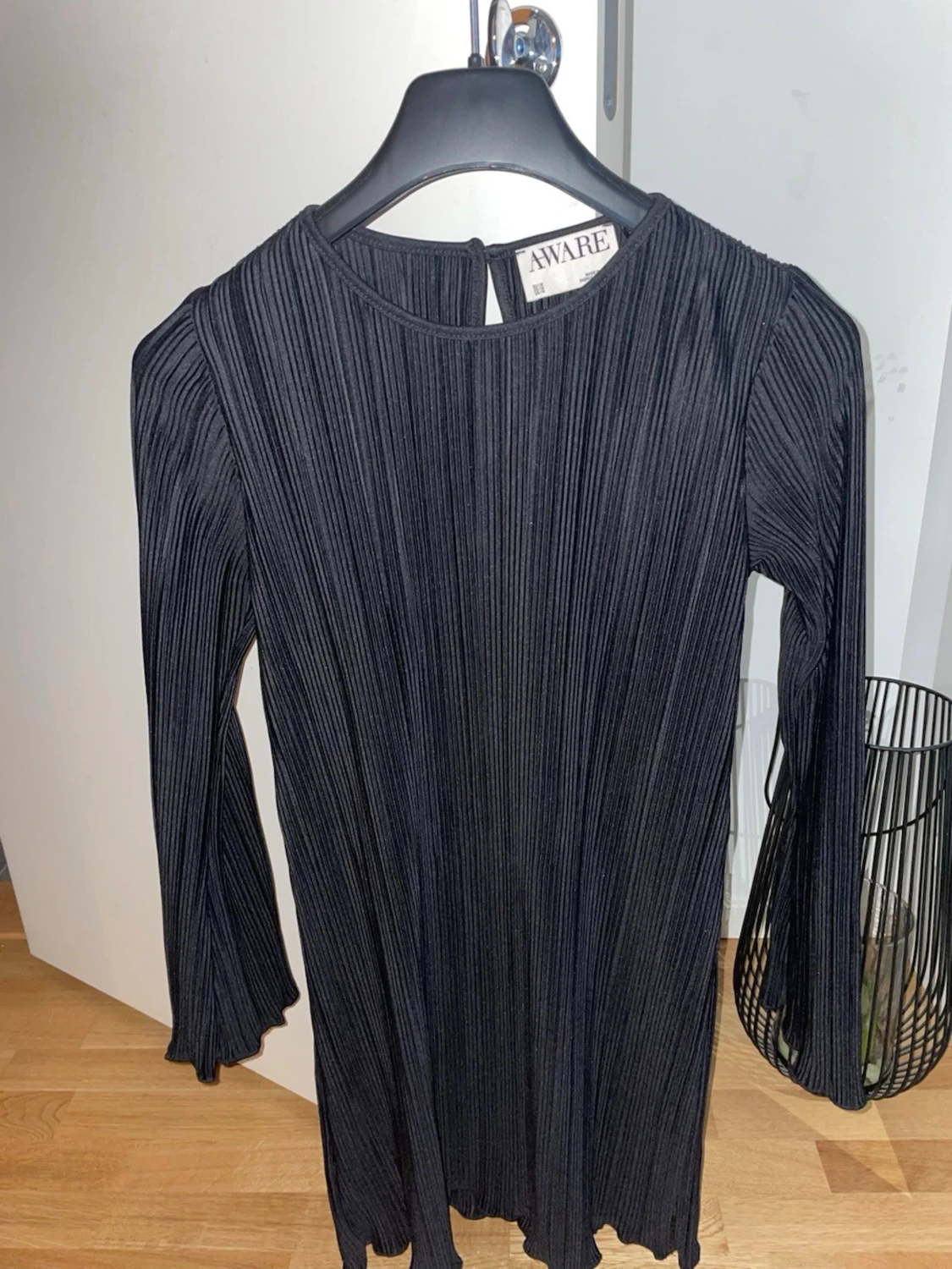 Svart plisserad klänning från AWARE