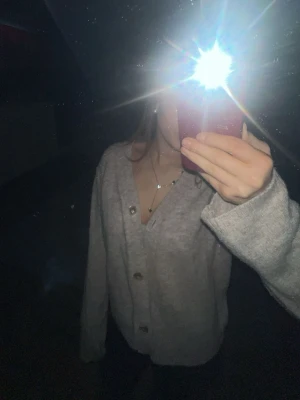 Beige kofta med knappar - Mysig beige kofta med v-ringning och stora knappar framtill🤍🤎