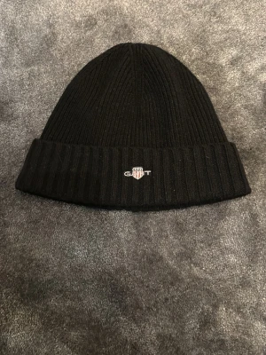Svart gant mössa - En svart gant mössa som är i mycket bra skick. Mössan är lite nåpprig på vissa ställen.