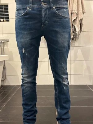 Dondup George  - Rikigt feta dondup George väldigt fint skick med schysta slitningar bara att höra av dig vid frågor och funderingar priset är ej hugget i sten 