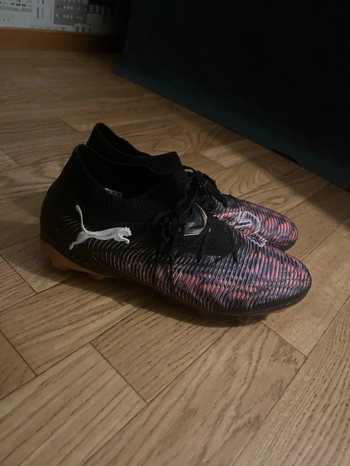 Puma fotbollsskor i svart och orange - 1