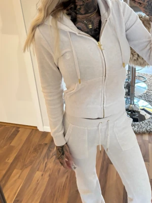 Juicy couture set - Juicy couture set i färgen Oatmeal Marl med guld detaljer. Byxorna i storlek xxs & tröjan i storlek xs. Använt ett par ggr & få fläckar (se bilder) ord pris för hela settet 2500:- mitt pris 1000:- pga användningen . Ej prutbart 🤍 • Instagram: Ginise 