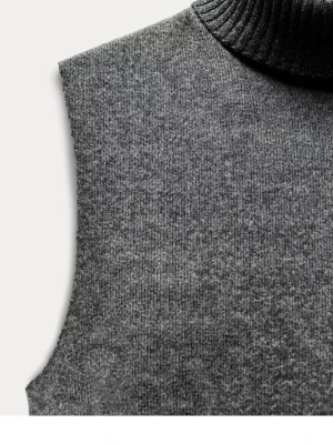 Grå ärmlös polotröja från Zara - Säljer en stilren grå ärmlös polotröja från Zara. Tröjan har en hög ribbad polokrage och är gjord i mjukt stickat material. Färgen är som den på första bilden men tröjan är den som är på 2 och 3e bilden. Använd fåtal gånger, skriv för frågor och bilder🩷