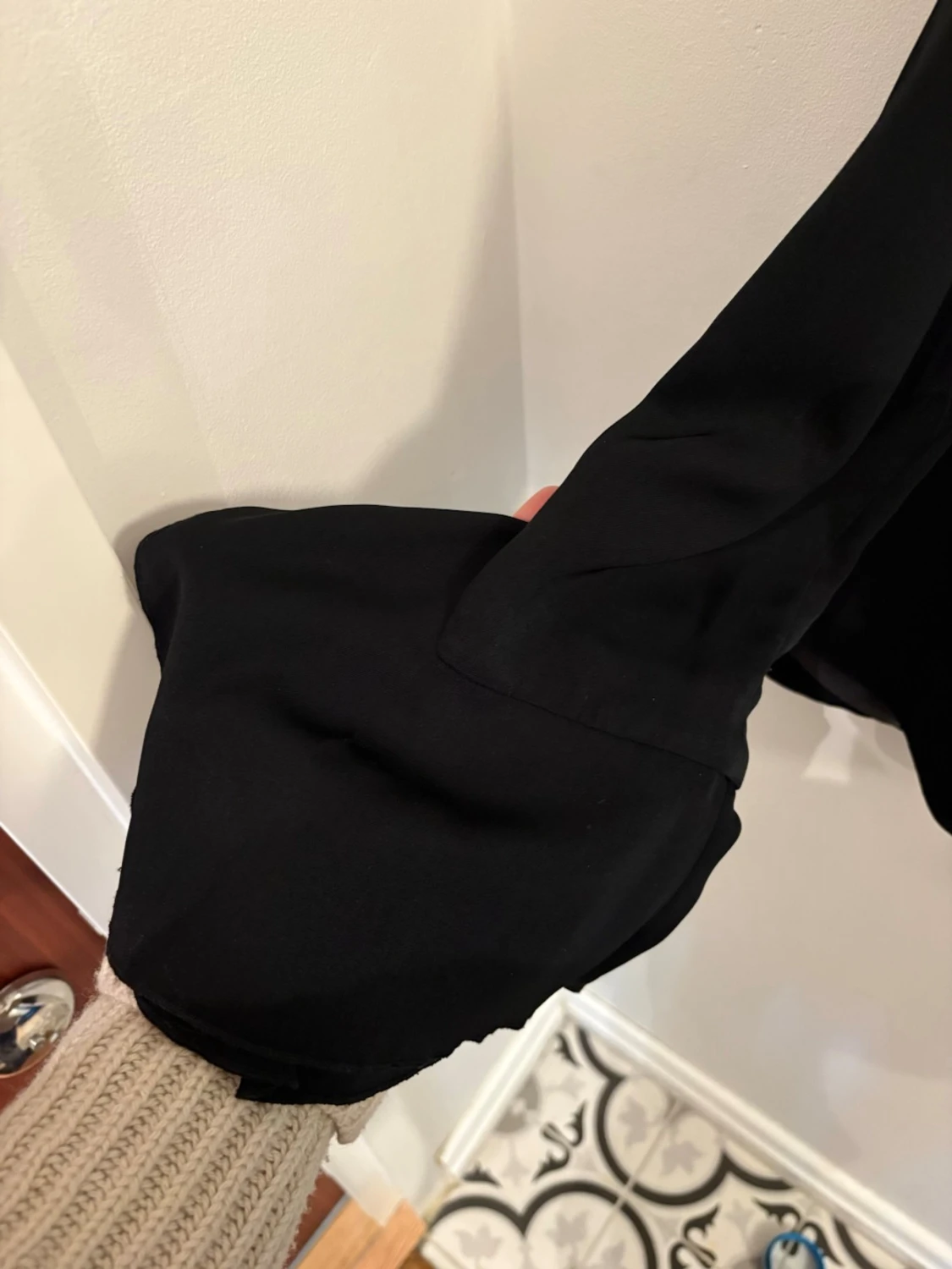 Svart kavaj med volangärm från Zara - 1