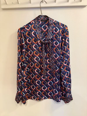 Blus med mönster - Blus med mönster och knyte i halsen