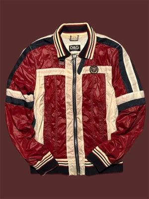 Dolce&Gabbana jacka - Tja, säljer denna sällsynta vintage jackan från Dolce&Gabbana!!! OBS:‼️jackan måste tvättas‼️ Utöver att den måste tvättas är den i toppskick, för sin ålder!!!  Jackan är från sent 2000-tal fram till tidigt 2010-tal ||| Storlek: 52/L. Men sitter som en S, liten passform, Skick 6-7/10. Kontakta mig för fler bilder om intresserad!!!  Kontakta mig vid frågor💫☺️