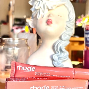 Rhode Peptide lip tint ”Peach Pit”! - Rhode Peptide lip tint ”Peach Pit” by Hailey Bieber. 10 ml. Ny med kartong.
