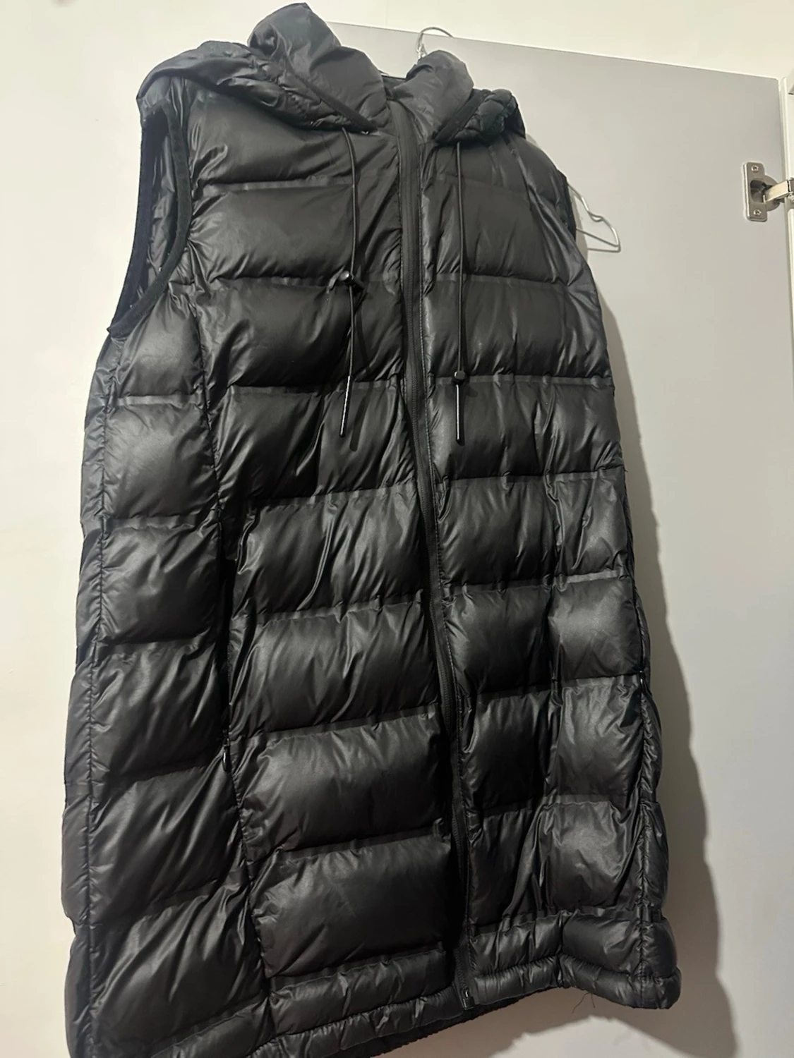 Svart lång dunväst med huva - 1