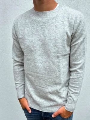 Kashmir tröja grå - Hej! Säljer denna feta Kashmir tröjan i strl M//han på bilden är 180cm lång//fråga gärna! 