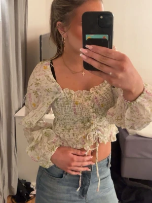 Blommig croppad blus från Aware - Supersöt blommig blus från Vero Moda, Aware i storlek M. Perfekt för vår och sommar! Aldrig använd.