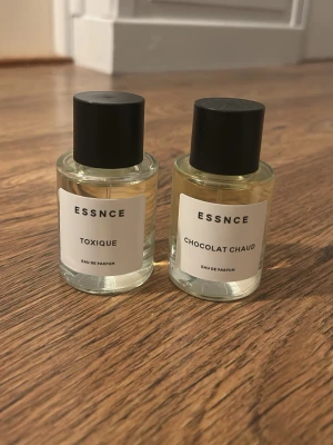 ESSNCE Toxique & Chocolat Chaud - Två Eau de Parfum från ESSNCE: Toxique och Chocolat Chaud. Stilrena flaskor med modern design, perfekta för dig som vill sticka ut med unika doftval. Båda för 400 eller en för 250