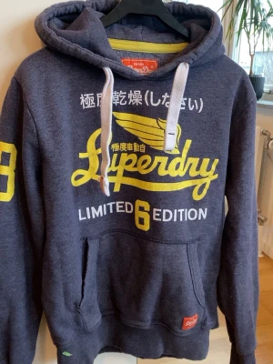 Mörkblå superdry hoodie(L fits M) - Riktigt snygg superdry hoodie