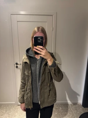 Olivgrön parkajacka  - Så fin!!