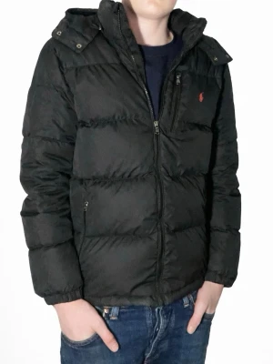 Svart Ralph Lauren jacka - En stilren jacka från det fina märket Ralph Lauren. Denna passar om man är runt 165-178cm lång. Jackan har lite defekter bland annat under högra armen så man ser på bild 3, men detta är inget som syns när man har på sig den. Sen har ralph lauren lappen på insidan lossnat som man ser på bild nummer 4, men detta går att fixa hemma själv eller hos skräddare. Intresserad? skriv privat. Pris kan diskuteras