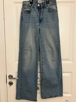 Wide jeans från 157 Boulevard Star - Mid waist blå jeans från Lager 157. Storlek 160/XS/34. Färgen är ljusare och mer himmelsblå än på bild (se sista bilderna).