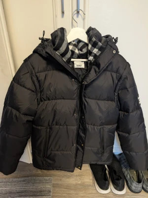 Burberry jacka XS - En oanvänd Burberry jacka storlek xs. Går att göra till väst också 