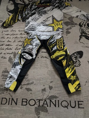 Rockstar cross kläder  - Bilden visar ett set med motocrosskläder från Rockstar Energy och Answer, storlek XL